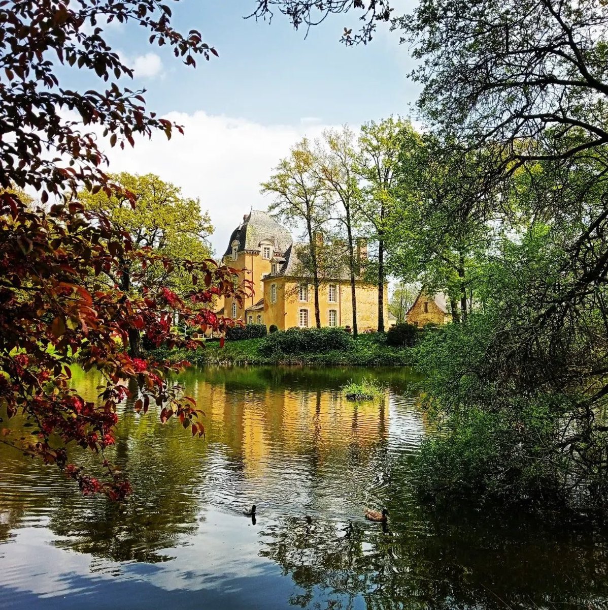 L'automne s'installe dans les domaines Alma Heritage.

Réservez vos séjours pour voir les arbres se colorer dans les parcs et jardins.

Réservation : alma-heritage.com/domaine-histor…

#patrimoine #automne #chateauduboisglaume #chateau #fall #autumn #weekend

📷 Chateau du Bois Glaume