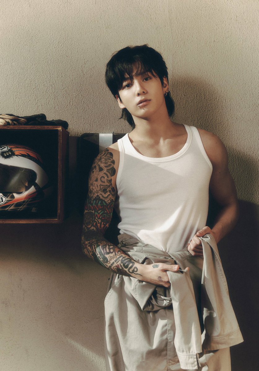 u see that tattoed arm? that's my necklace 🤸‍♀️