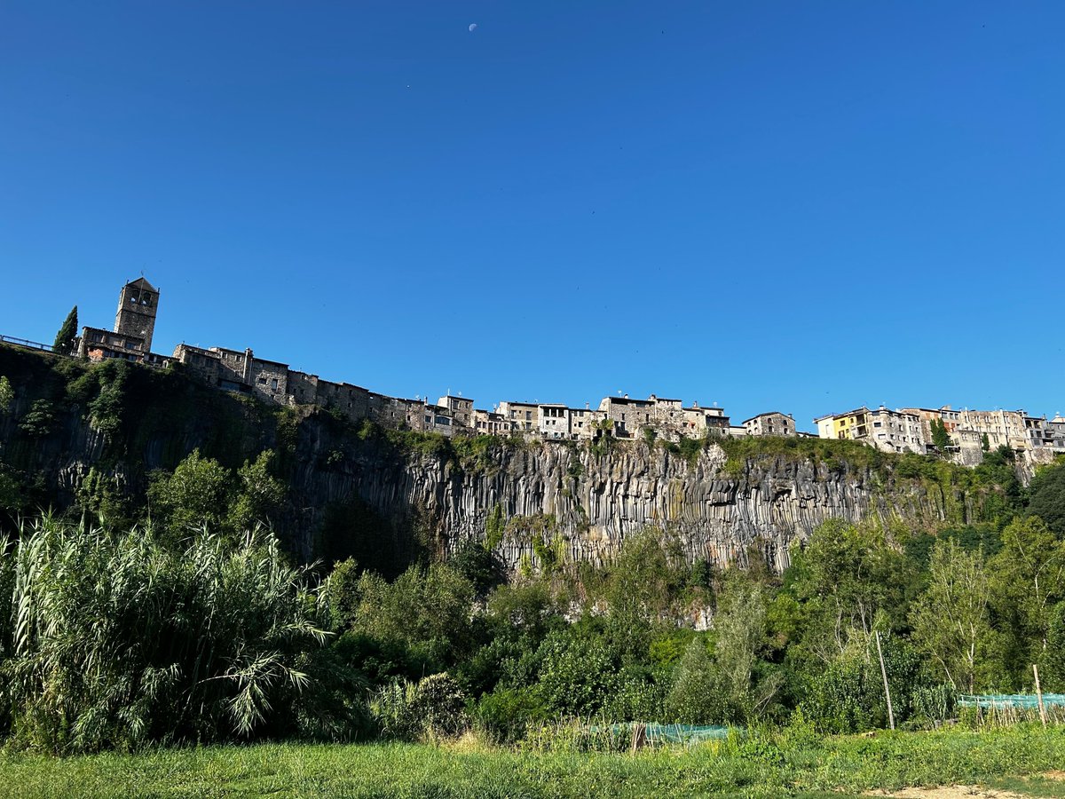 flight_cx's tweet photo. We love that our global remote team can travel and explore new places! 🌐

Castellfollit de la Roca, meaning "Little Castle on the Rock”, is in Catalonia, Spain. It’s situated atop a basalt cliff that was formed by volcanic activity millions of years ago! 🤩
#remotework #Travel https://t.co/pGAtVkoogp
