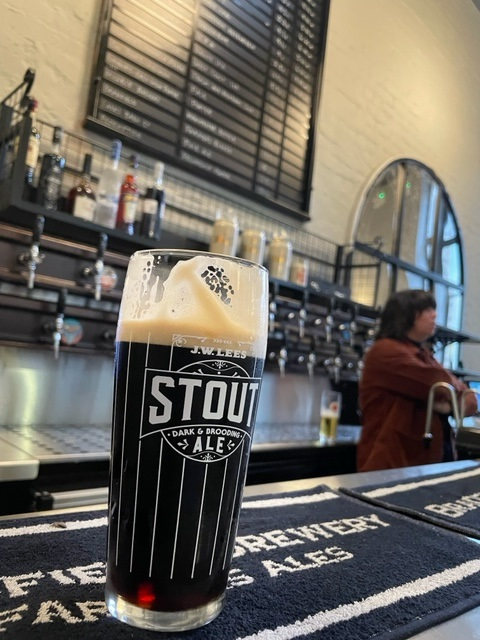 TapVicMCR's tweet photo. First pour award goes to @JWLeesBrewery Stout. #victap #Manchester https://t.co/vJJ8wsvTtf