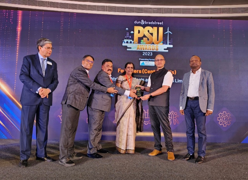 CMudgerikar's tweet photo. This year’s dun &amp; bradstreet award for best Fertilizer PSU was accorded to RCF. Director(Finance) Ms Nazhat Shaikh along with Mr Ajay Bhuchar and Mr Vijay Mishra received the prestigious award at a glittering function today https://t.co/xHjCXKNJTe