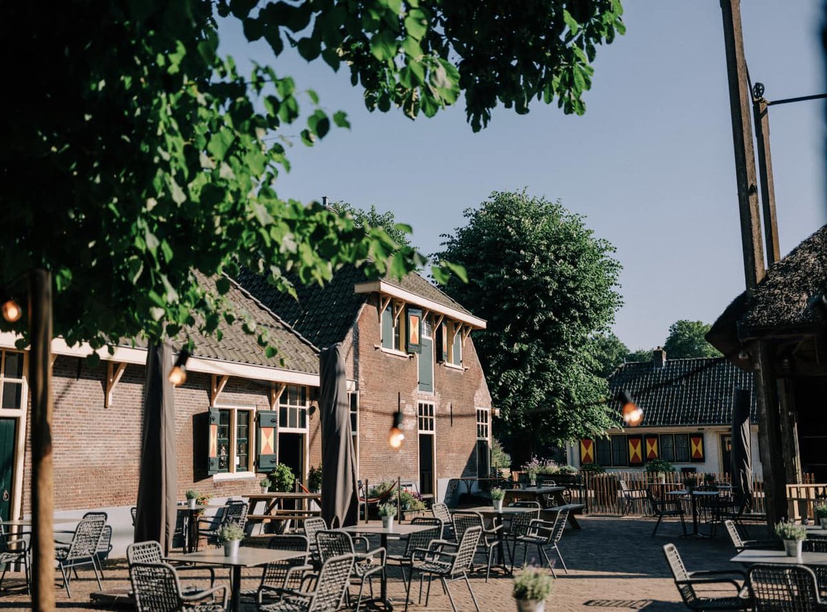Vandaag is een ideale dag voor een mooie wandeling op het landgoed. Geniet daarna van een lekkere lunch of drankje bij de Hofboerderij!