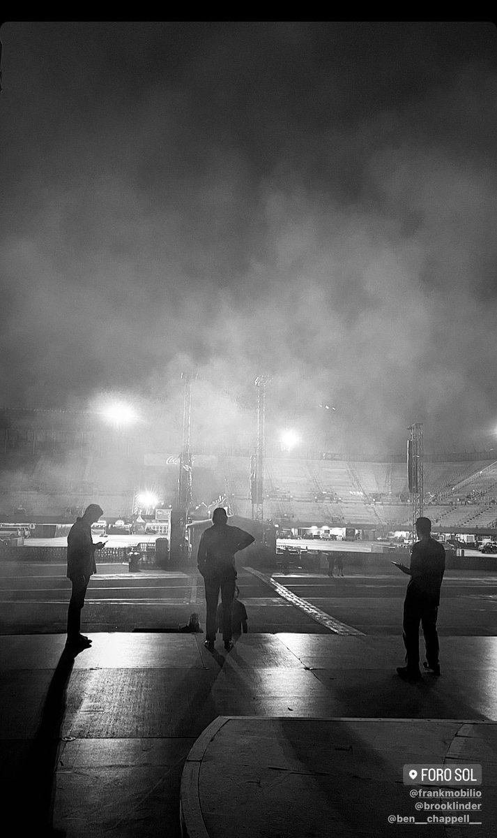 Ben Chappell, Zackery Michael, Brook Linder y Frank Mobilio, las personas a cargo del videoclip de 'Body Paint', están en Ciudad de México acompañando a los Arctic Monkeys 👀