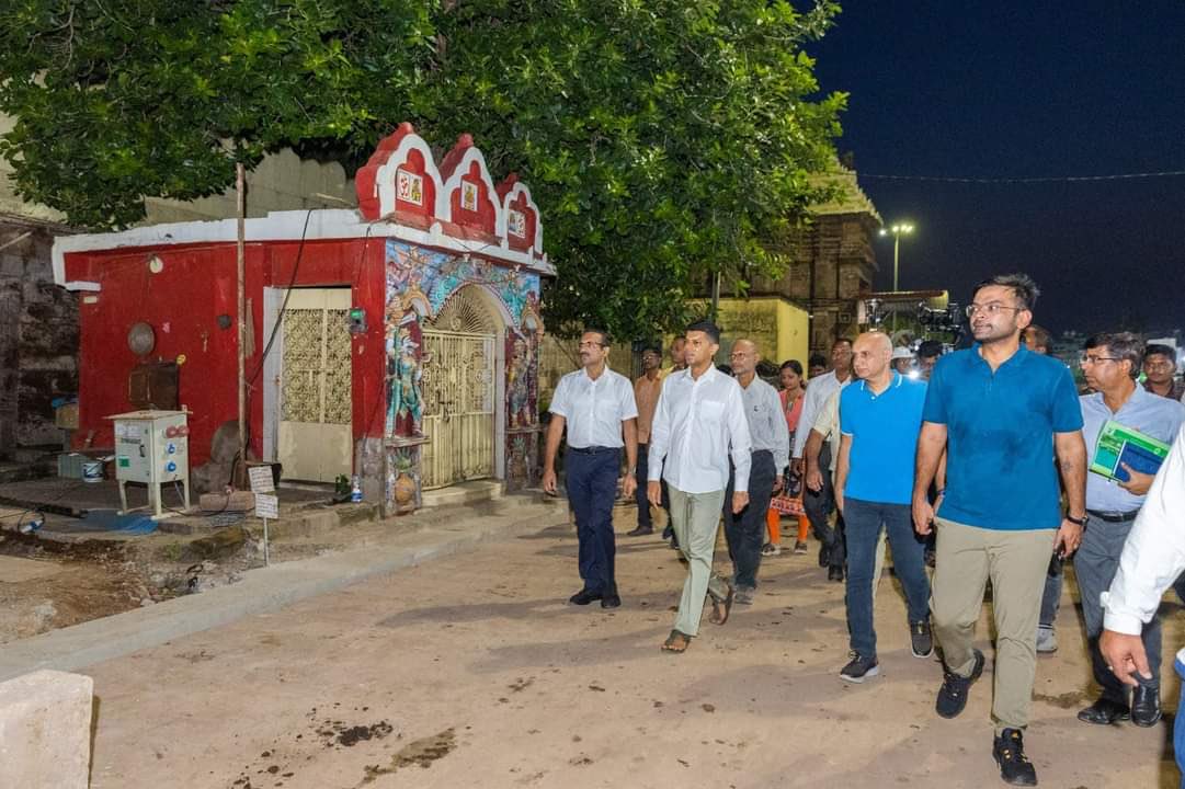 PWD_Odisha's tweet photo. Also the progress work of Shree-Setu &amp; Jagannath Ballav Pilgrim Centre. While an alternate route from Jagannath Ballav to Uttar Dwar was examined, instruction was given to fast-track the progress of these works.  

#OdishaOnTheMove https://t.co/WAS9Ajaxly