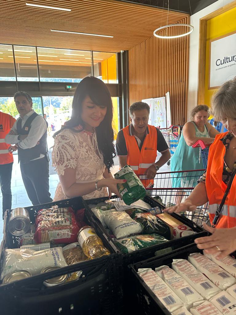 C_Dintorni's tweet photo. Pour la première fois en France, toutes les associations caritatives se sont réunies pour une grande collecte alimentaire !

Bravo aux Restos du Coeur, au Secours Populaire, à la Croix-Rouge et aux Banques Alimentaires pour cette belle mobilisation !

Pour la première fois de leur histoire, les restos du cœur vont refuser du monde, car ils ne pourront pas nourrir 150 000 personnes.

La Croix-rouge, elle aussi est en difficulté car elle est contrainte de demander 25 millions d’euros face aux demandes toujours plus nombreuses.

Nous n’avons plus assez de gilets de sauvetage en France ! C’est une triste réalité ! 

Mais unissons nos forces comme aujourd’hui pour venir en aide à ceux qui sont dans le besoin ! 

Bravo et Merci !