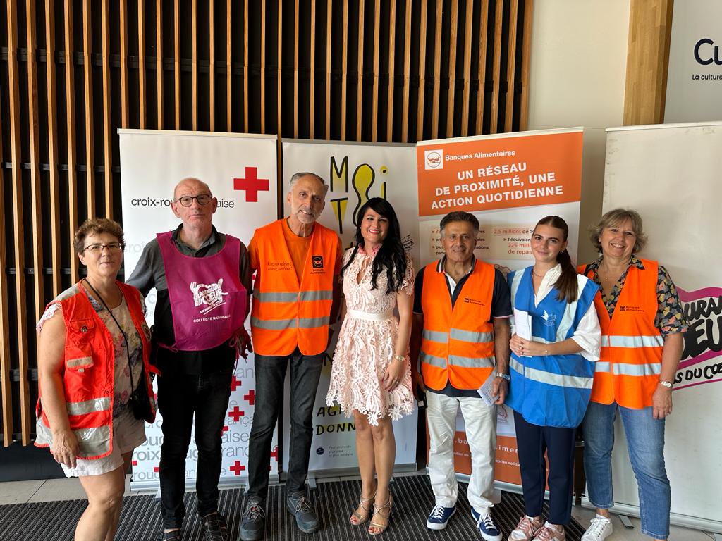 C_Dintorni's tweet photo. Pour la première fois en France, toutes les associations caritatives se sont réunies pour une grande collecte alimentaire !

Bravo aux Restos du Coeur, au Secours Populaire, à la Croix-Rouge et aux Banques Alimentaires pour cette belle mobilisation !

Pour la première fois de leur histoire, les restos du cœur vont refuser du monde, car ils ne pourront pas nourrir 150 000 personnes.

La Croix-rouge, elle aussi est en difficulté car elle est contrainte de demander 25 millions d’euros face aux demandes toujours plus nombreuses.

Nous n’avons plus assez de gilets de sauvetage en France ! C’est une triste réalité ! 

Mais unissons nos forces comme aujourd’hui pour venir en aide à ceux qui sont dans le besoin ! 

Bravo et Merci !