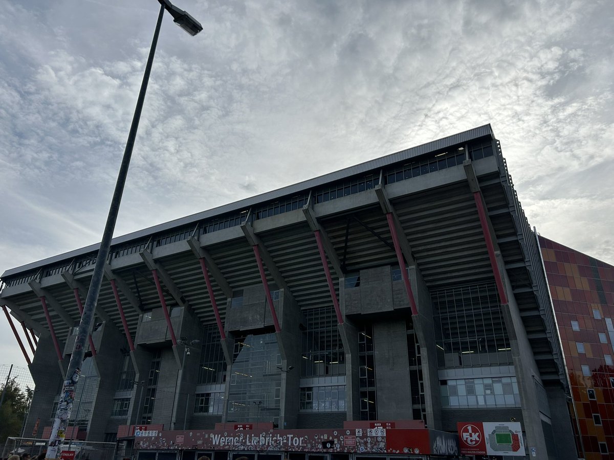 Wir sind heute teilweise im elendig weit entfernten Kaiserslautern, aber das Vereinsheim ist trotzdem ab 17:30 Uhr geöffnet und wir freuen uns über jeden, der bei Herri und Gilde mit uns auf die hoffentliche Tabellenführung trinkt! #H96 #dasroteberlin