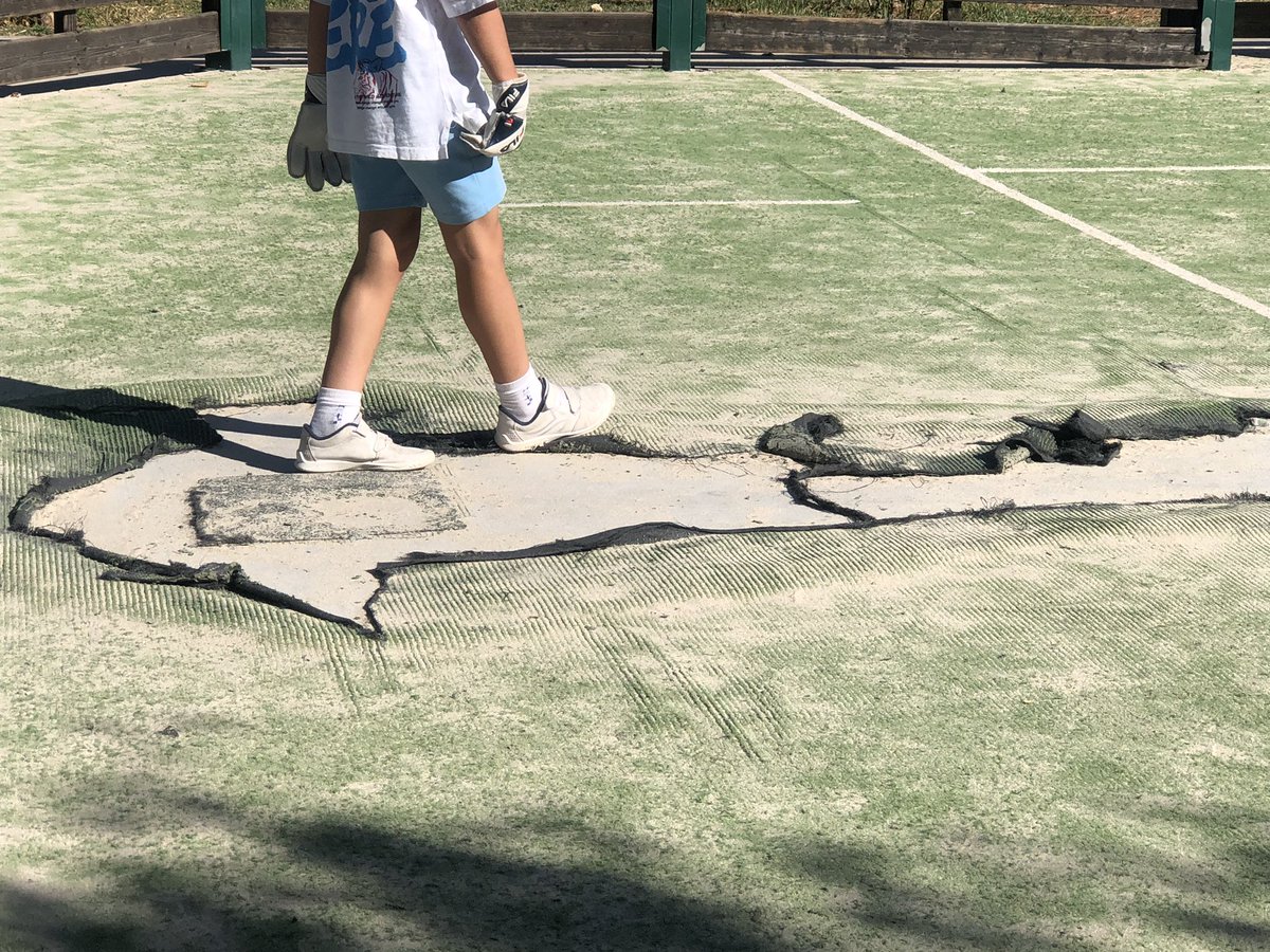 lidicolme's tweet photo. Seguimos esperando a que se arregle la pista de fútbol del parque Doctor Bachir @AytoColmenar 
Ya se han tropezado esta tarde tres niños 
#parqueolvidado #niñosolvidados https://t.co/ugAOV4OlCe