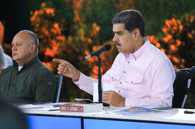 mippci_ven's tweet photo. #NotiMippCI 📰| Presidente Maduro llama a referéndum consultivo en defensa de la Guayana Esequiba. Lea más⏭️  https://t.co/A2rd8yUdJh #ElEsequiboSeDefiende https://t.co/6tSAdNJQ2d
