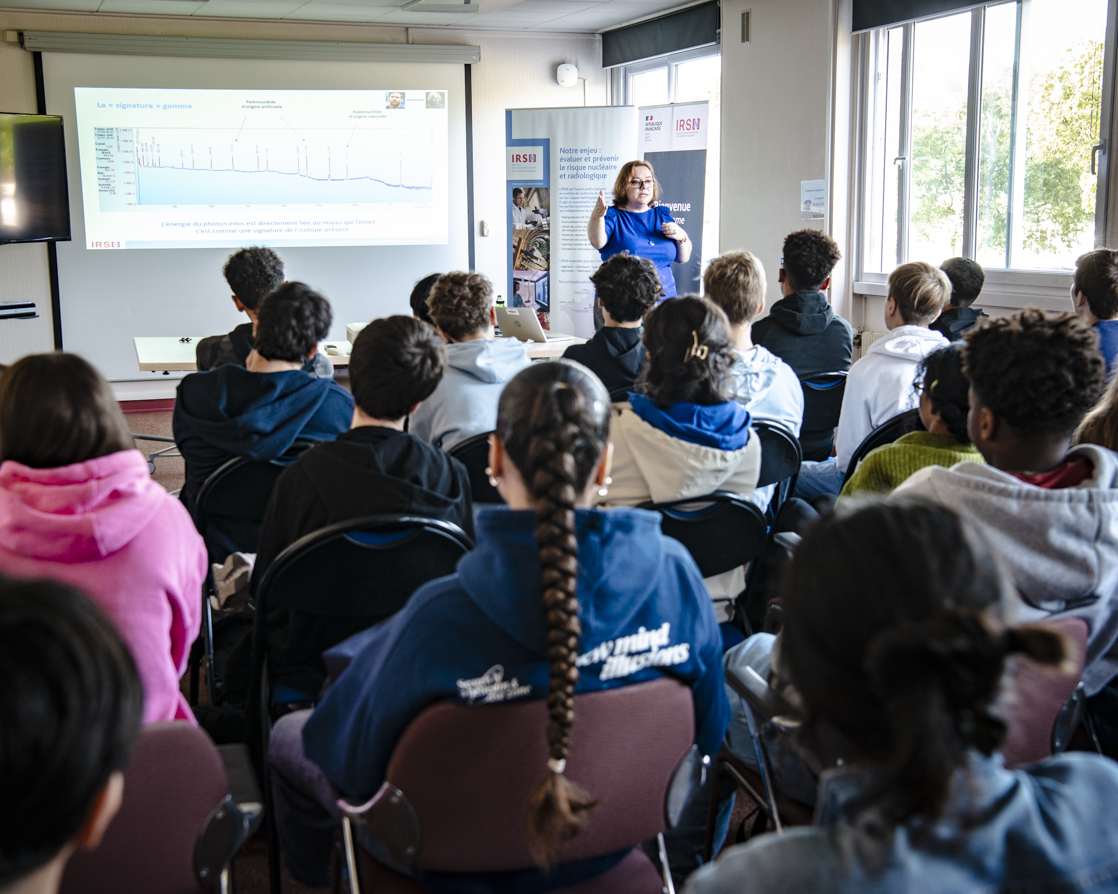 IRSNFrance's tweet image. [#FDS2023]📣 Coup d’envoi des portes ouvertes au Vésinet. Aujourd’hui, les intervenants de l’IRSN ont reçu 2 classes de 2nde pour leur présenter nos missions de surveillance de l'#environnement.
RDV demain et après demain pour le grand public. Venez nombreux😉
cc @vesinetofficiel
