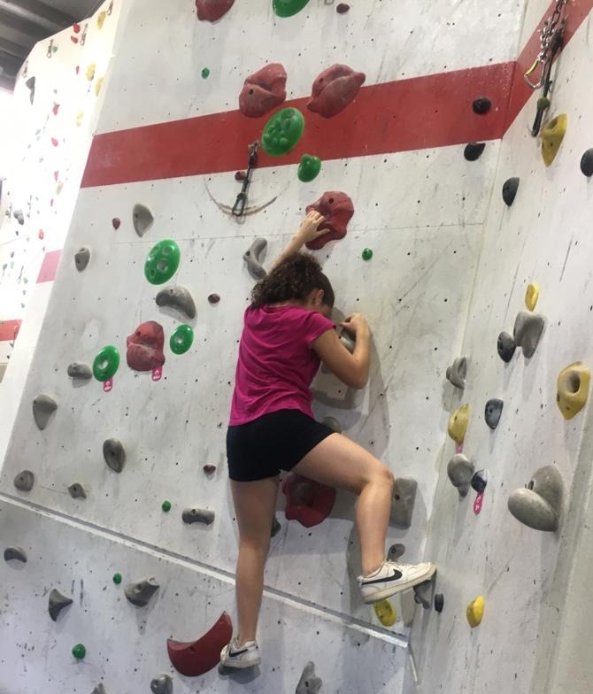 InsFlos's tweet photo. L'alumnat de 3r ESO va gaudir d’un dia esplèndid en les instal·lacions CLIMBAT, a la Foixarda de Montjuic.
L'alumnat va realitzar un tastet d’activitats d'escalada al rocòdrom, jocs de presses, circuït d’aventura i jocs d’equilibri.
#insflos #esoflos #climbat #lafoixarda https://t.co/8JqQqZYr4a