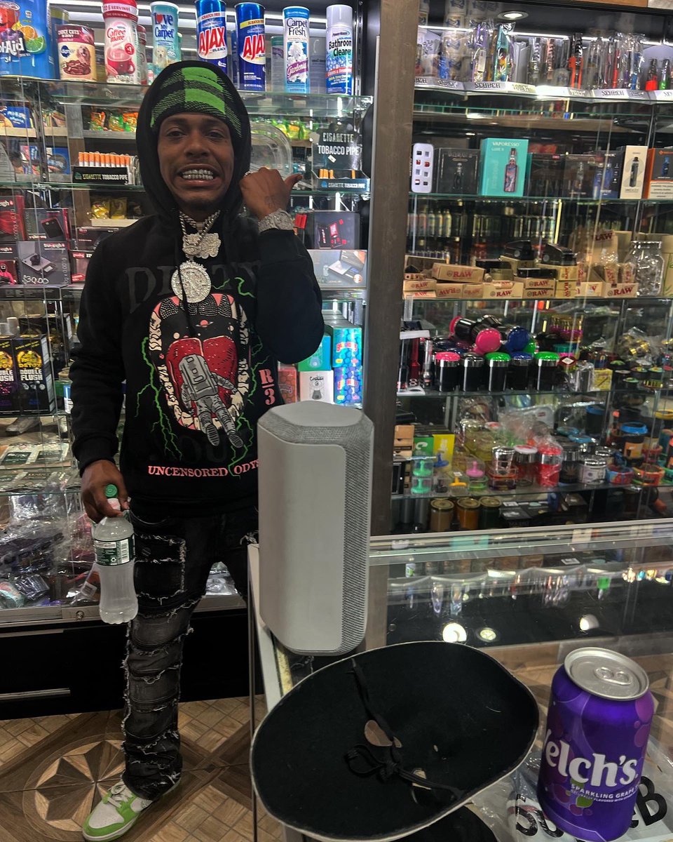 LayDaPlugg104's tweet photo. Free Slime 🐍👎🏾 #freethugger https://t.co/YZ1hrArw7T