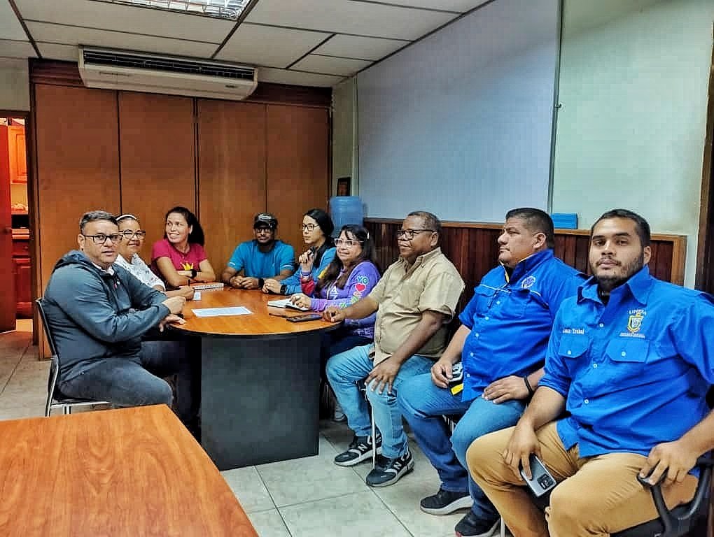 RECTORADOUPTNM's tweet photo. #EnFotos| Recibimiento del Coordinador Nacional de Planta Física @opsuVzla, Ing. Aníbal Campos, por parte del Equipo Rectoral de la #UPTNMLS, direccionado por el Ing. @ildemaroga1 Rector. Haciendo recorrido para la inspección de los espacios de esta sede. 
 #ElEsequiboSeDefiende https://t.co/IjyylGfjty