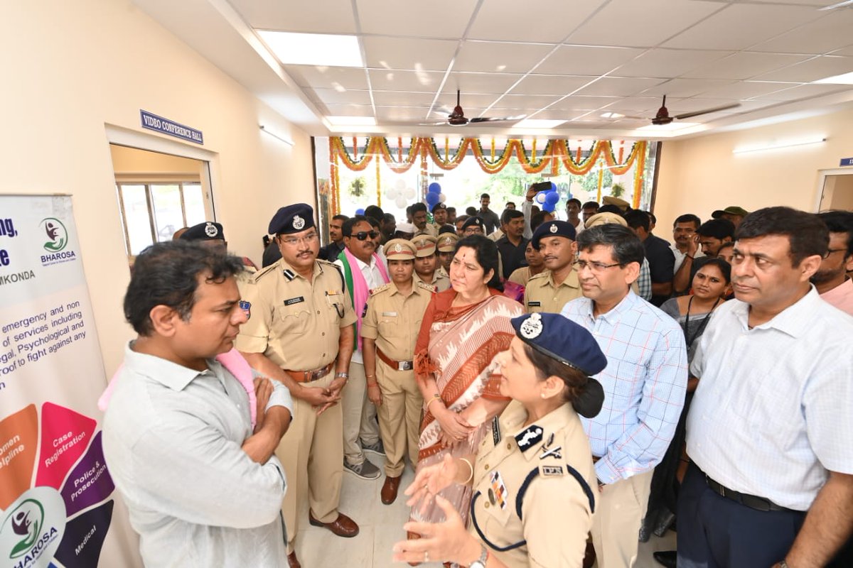 మహిళలకు భద్రత, రక్షణ కల్పించే ఉద్దేశ్యంతో వరంగల్ పోలీస్ కమీషనరేట్ పరిధిలో ఏర్పాటు చేసిన భరోసా కేంద్రాన్ని నేడు మంత్రులు <a href="/KTRBRS/">KTR</a>, <a href="/Satyavathi_BRS/">Satyavathi Rathod</a>, <a href="/EDRBRS/">Errabelli Dayakar Rao</a> ప్రారంభించారు.