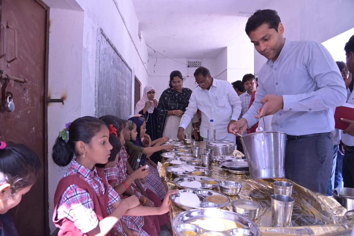 dpro_peddapalli's tweet photo. జిల్లాలోని పెద్దపల్లి, మంథని, రామగుండం నియోజకవర్గాలలో సిఎం. బ్రేక్ ఫాస్ట్ స్కీం ప్రారంభం. పెద్దపల్లి అమర్ నగర్  ప్రభుత్వ అప్పర్ ప్రైమరీ పాఠశాలలో సిఎం. బ్రేక్ ఫాస్ట్ స్కీంను ప్రారంభించి విద్యార్థులకు టిఫిన్ వడ్డించి వారితో కలిసి టిఫిన్ చేసిన జిల్లా కలెక్టర్. @Collector_PDPL https://t.co/v8vkh22fOZ