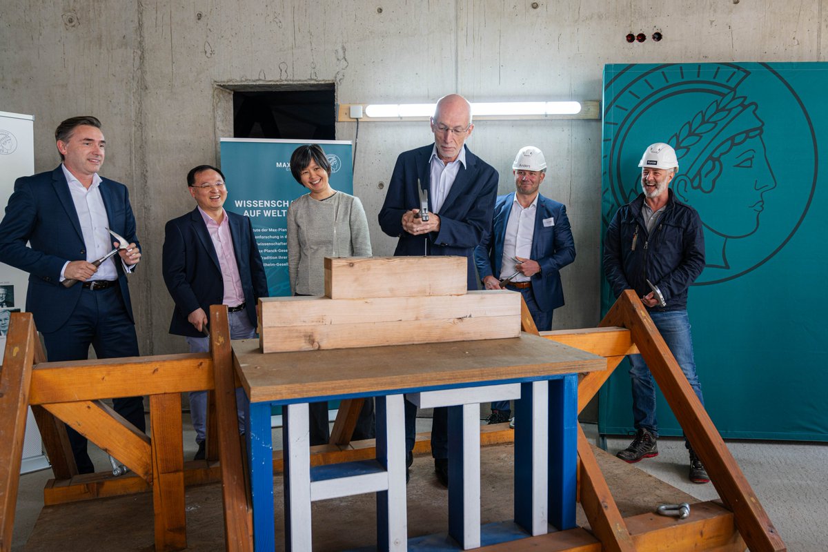 Meilenstein erreicht: <a href="/mpi_msp/">Max Planck Institute of Microstructure Physics</a> feiert Richtfest.

In großen Schritten wird die Fertigstellung erreicht. Im Beisein von <a href="/WuenschThomas/">Thomas Wünsch</a> (<a href="/MWU_LSA/">MWU Sachsen-Anhalt</a>) betont Heike Kiko (<a href="/maxplanckpress/">Max Planck Society</a>) die große Bedeutung dieses Standorts für die Zukunft der Forschung.

mpi-halle.mpg.de/richtfest-fors…