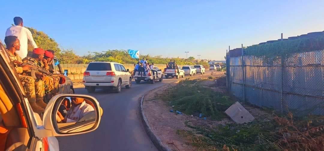 DailyLaaskawi's tweet photo. #Breaking President of SSC state, Firdhiye, has landed in the nations capital, Mogadishu and has guards and an envoy leading him through the streets of the city #SSCState #Somalia #Mogadishu https://t.co/QmfHZ3DwNX