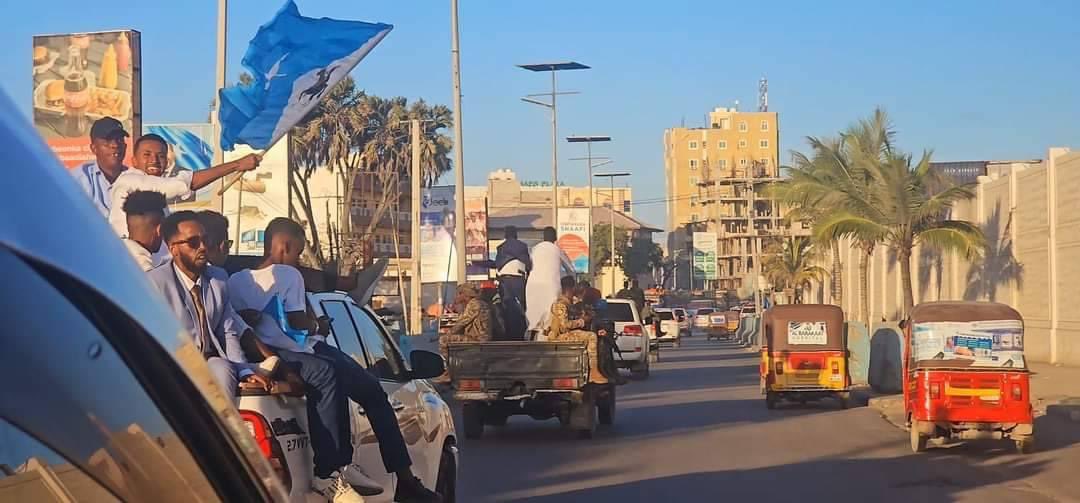 DailyLaaskawi's tweet photo. #Breaking President of SSC state, Firdhiye, has landed in the nations capital, Mogadishu and has guards and an envoy leading him through the streets of the city #SSCState #Somalia #Mogadishu https://t.co/QmfHZ3DwNX