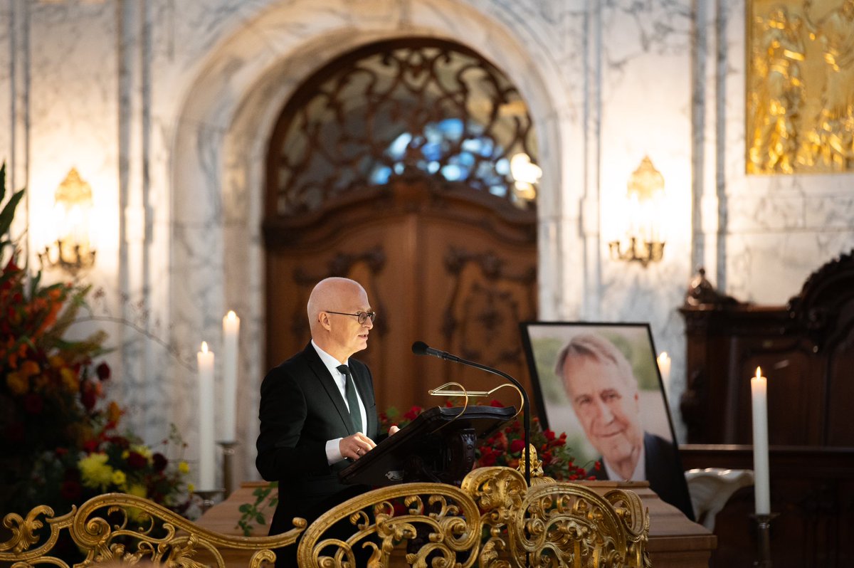 TschenPe's tweet photo. Mit einer Trauerfeier im Michel haben wir uns von Hans-Ulrich Klose verabschiedet - einem hoch angesehenen Politiker, beliebten ehemaligen Ersten Bürgermeister &amp; sympathischen Botschafter Hamburgs. Mit Hochachtung für sein Lebenswerk werden wir ihm ein ehrendes Andenken bewahren. https://t.co/31APpbUJn4