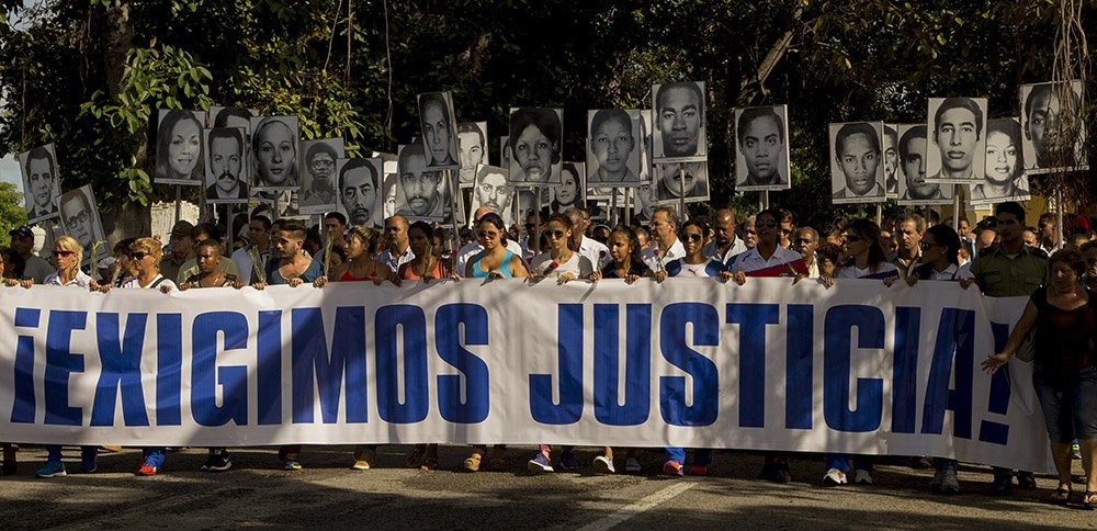 Como dijera Fidel a propósito del crimen perpetrado el 6 de oct. /76, «el dolor no se comparte, el dolor se multiplica». Los familiares de las víctimas y el pueblo, siguen llorando a sus muertos y reclamando justicia contra los terroristas responsables de aquel crimen horrendo.
