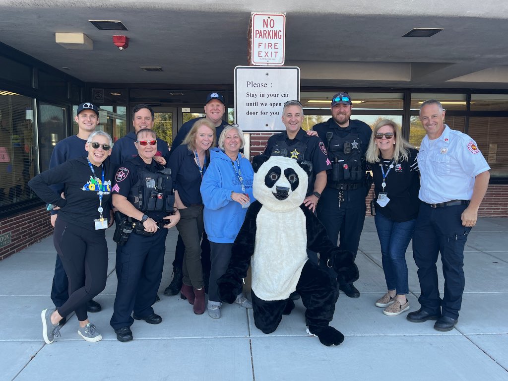#WeAreD34 &amp; we ❤️ High 5 Friday at <a href="/WestbrookD34/">Westbrook School</a> with <a href="/GlenviewILPD/">GlenviewILPD</a> &amp; <a href="/GlenviewFire/">Glenview Fire Dept</a>!