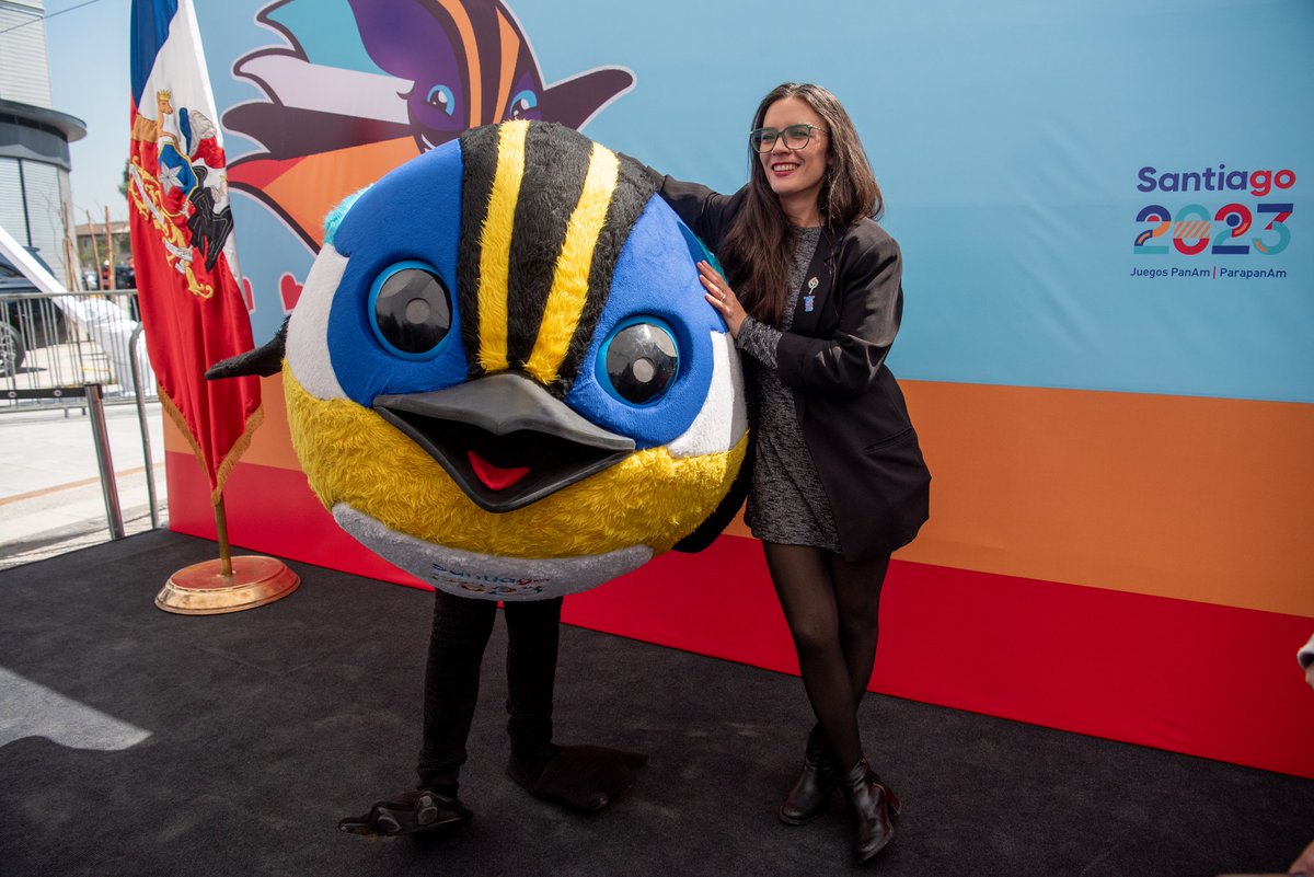 seba_flores's tweet photo. Estaba revisando fotos del corpóreo de Fiu (la mascota de @santiago2023) desde que fue presentado al público, y no me había fijado en que tuvo un upgrade desde 2021 😱 fue como ver a Tulio Triviño y Juan Carlos Bodoque en el piloto de 31 Minutos y con su look actual 😅 https://t.co/JtJhn6WdiG