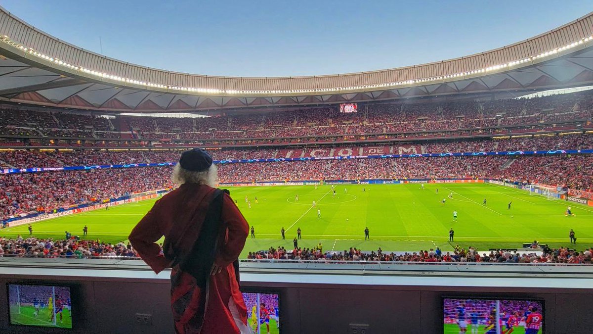 SadhguruJV's tweet photo. Wonderful to be here at the electrifying Atletico stadium where Life Roars on &amp; off the field! Fantastic game, @AntoGriezmann. Thank you Atletico de Madrid for the invitation &amp; warm welcome. Best Wishes &amp; Blessings. -Sg @Simeone @Atleti https://t.co/4D9tqoK31t