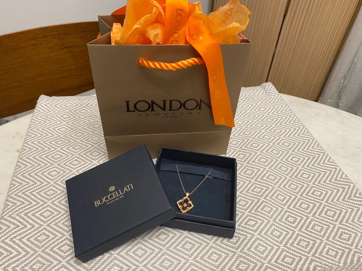 friendszonez's tweet photo. I bought a necklace for my mom today. I always felt that keeping my parents happy was the most important thing to me. https://t.co/7gcJdi3V7S