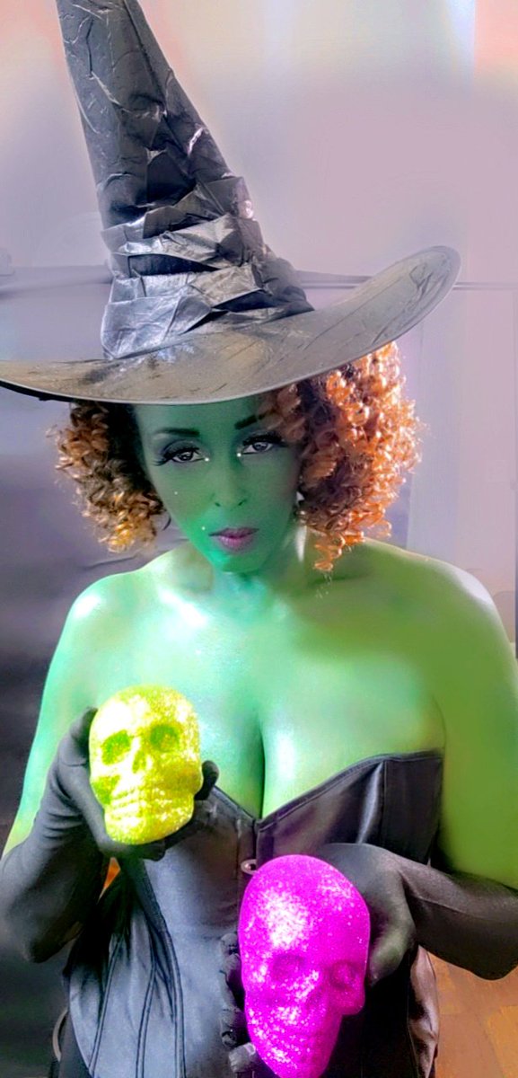 cmo_mua's tweet photo. #halloween Started thinking about my #costume last year.  Here it is,my Halloween🧙‍♀️🧹witch costume.  What will you be this year? who's inviting me to their party! I have manycostumes in my repertoire! #mua #houstonmakeupartist #promua #makeupartist #cosmetics #houstonmua #glam https://t.co/W2M5viyZUK