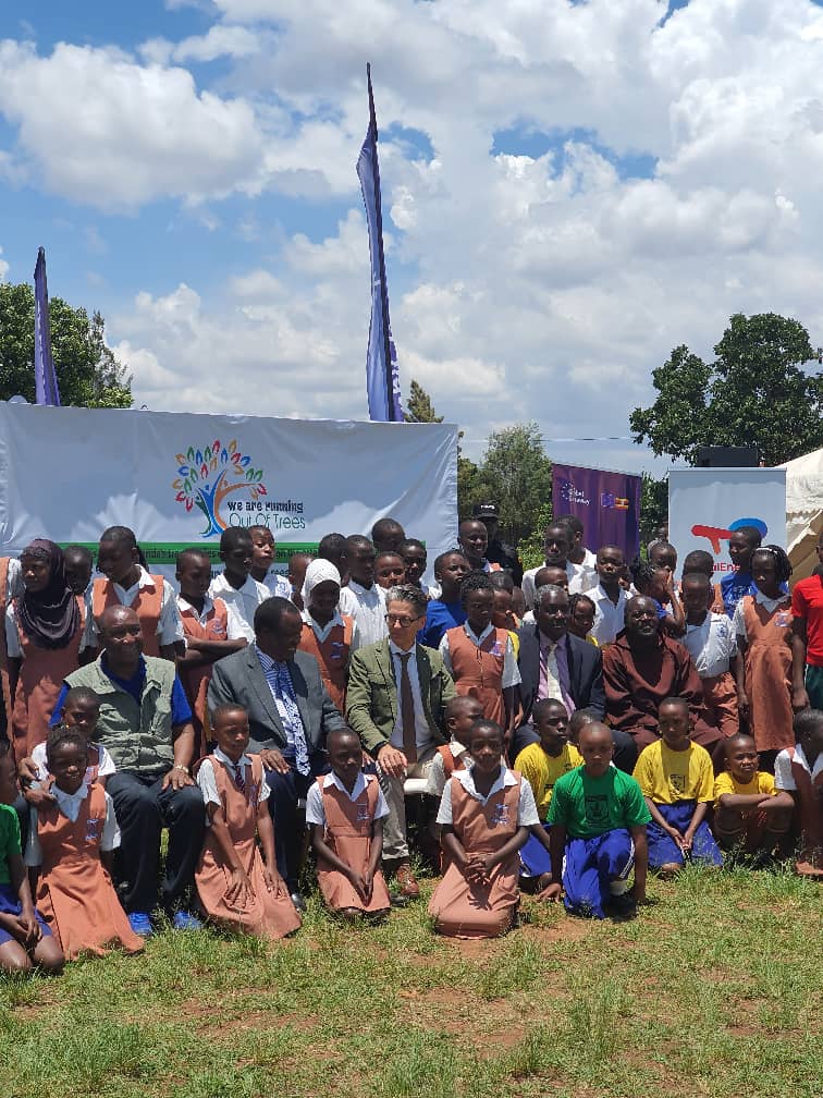 EUinUG's tweet photo. Ambassador @JanSadek affirmed #TeamEurope commitment to #environment conservation.
Speaking on behalf of the President, the Minister @min_waterUg thanked the 🇪🇺 EU for its €40 million Forestry Programme to 🇺🇬 due to kick off early next year.
#ForestPartnership
#rootscampaign https://t.co/zGXHi2PZIo