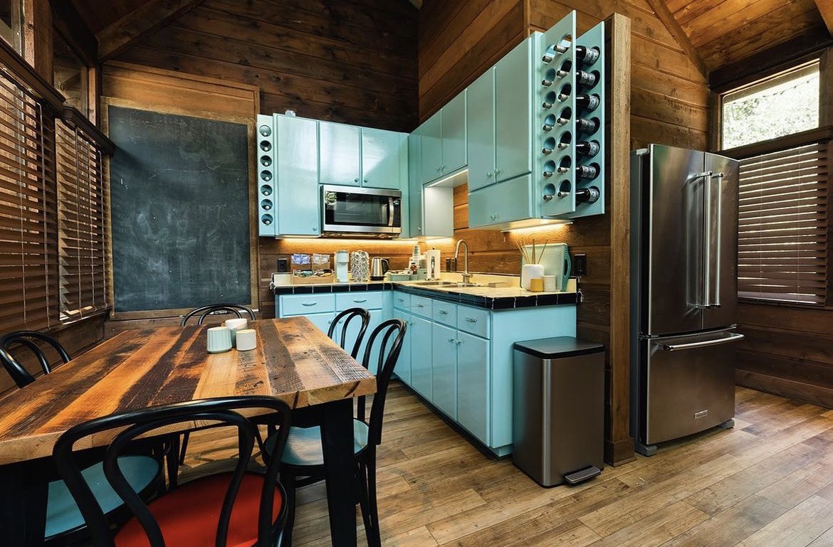 Spellbound615's tweet image. Why yes, we are one of Nashville’s best tracking kitchens! 😂forever grateful to Steve Durr and Mathias John for the idea of Mike Rhodes wiring out the kitchen.  Come hear these crystal clear acoustics for yourself and book a session today!🦋💎

📸: @TheoAndJuliet