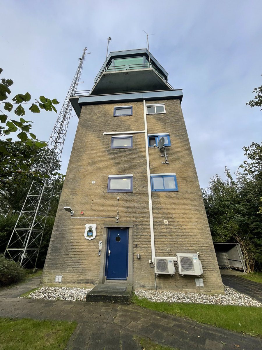Jvd_Tweet's tweet photo. De laatste wave staat aan dek  Week 1 van #FrisianFlag2023 zit er op.

Twee keer per dag zorgden onze luchtverkeersleiders op de toren er voor dat alle vliegtuigen veilig en op tijd konden opstijgen en landen @VlbLeeuwarden #ACC #Airpower https://t.co/52eYE0fIwk
