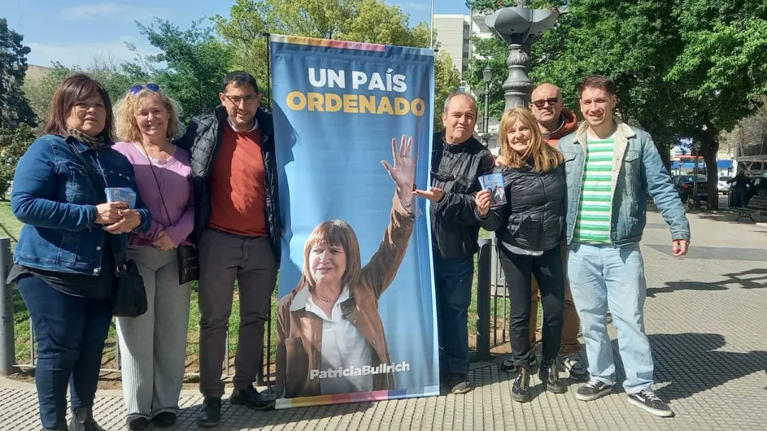 RioCivico's tweet photo. ¡Hola a todos! 👋  en la Plaza Roca apoyando la campaña de Patricia Bullrich. Entregando material informativo ¡Esperamos verte allí!

¡Nos vemos en la Plaza Roca! #unpaisordenado  #ApoyoPatriciaBullrich #FrenteCívico #CambioPositivo 🇦🇷💪 https://t.co/yfW0jjz32I