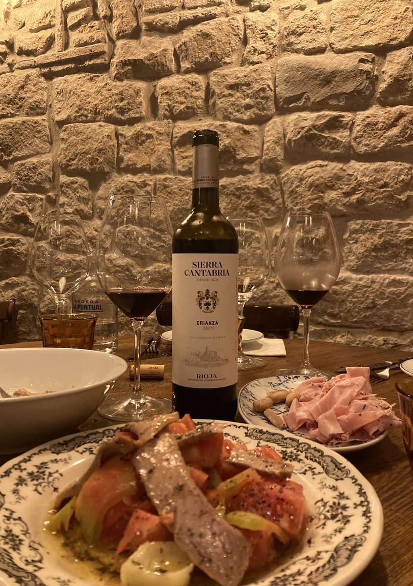 SIERRA CANTABRIA crianza 2019 🍷!
.
Sin duda alguna, 
el “Rioja” de <a href="/bodegalapuntual/">Bodega La Puntual</a> 💫!!
.
#vilaviniteca #sierracantabria #rioja #barcelona #winelover #instawine