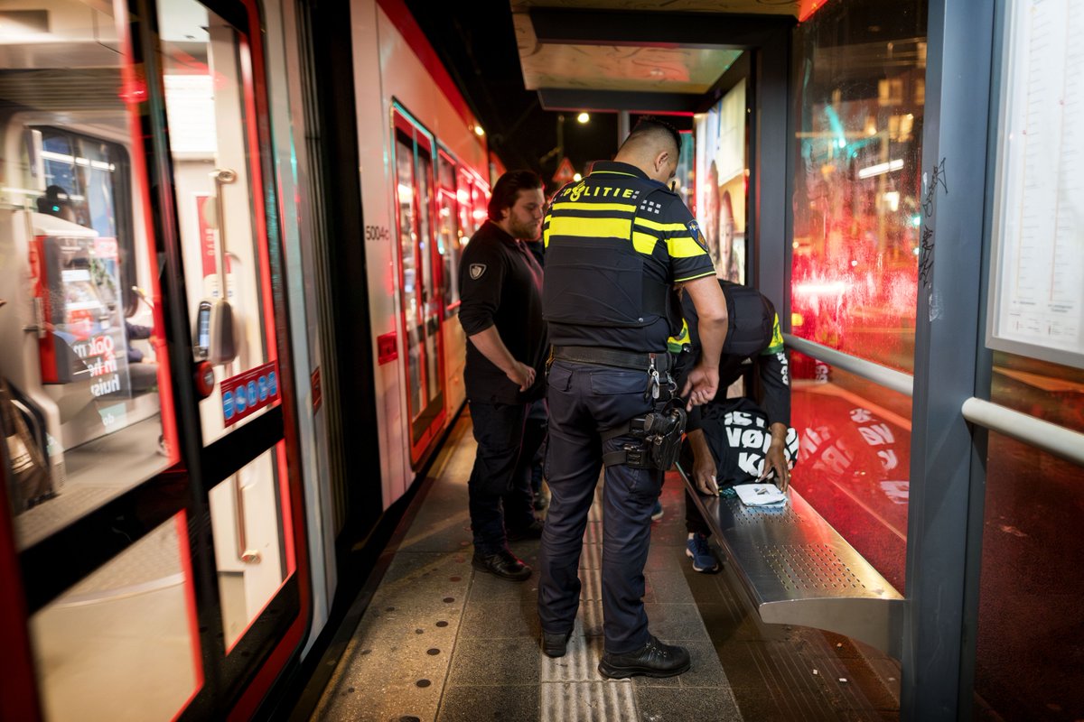 Gisteravond zijn er in het Valkenboskwartier en Regentessekwartier vijf arrestaties verricht, wapens en drugs in beslag genomen en zijn er verschillende boetes en waarschuwingen uitgedeeld. ✍️👮

ℹ️ Alle resultaten van de IHA in Segbroek lees je hier: bit.ly/3ZNPboq