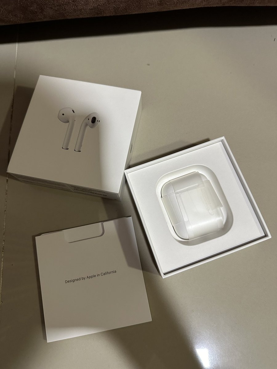 ArmKittithep's tweet image. ขาย Apple Airpods Gen2 Charging Case ศูนย์ไทย
อุปกรณ์ : กล่อง , คู่มือ ,เคสชาร์จ
ราคา : 2,200 ฿ 
สภาพ : 97% ใช้งานปกติทุกอย่าง ทั้ง 2 ข้าง แบตเตอรี่ฟังต่อเนื่องปกติ
นัดรับ mrt เพชรบุรี ,mrt พระราม 9  + เดอะมอลบางกะปิ ++ แฟชั่นไอส์แลนด์
#AirPods #airpods #airpods2  #แอร์พอต