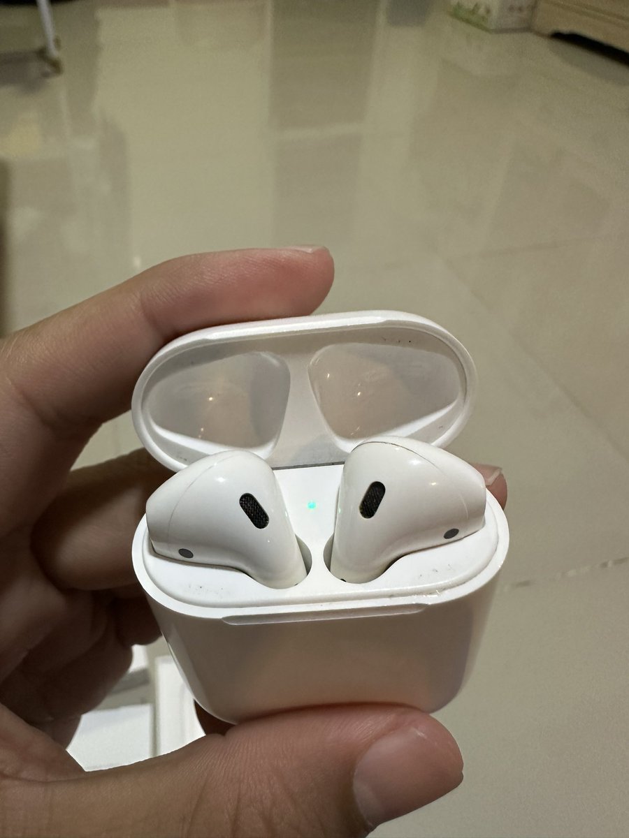 ArmKittithep's tweet image. ขาย Apple Airpods Gen2 Charging Case ศูนย์ไทย
อุปกรณ์ : กล่อง , คู่มือ ,เคสชาร์จ
ราคา : 2,200 ฿ 
สภาพ : 97% ใช้งานปกติทุกอย่าง ทั้ง 2 ข้าง แบตเตอรี่ฟังต่อเนื่องปกติ
นัดรับ mrt เพชรบุรี ,mrt พระราม 9  + เดอะมอลบางกะปิ ++ แฟชั่นไอส์แลนด์
#AirPods #airpods #airpods2  #แอร์พอต