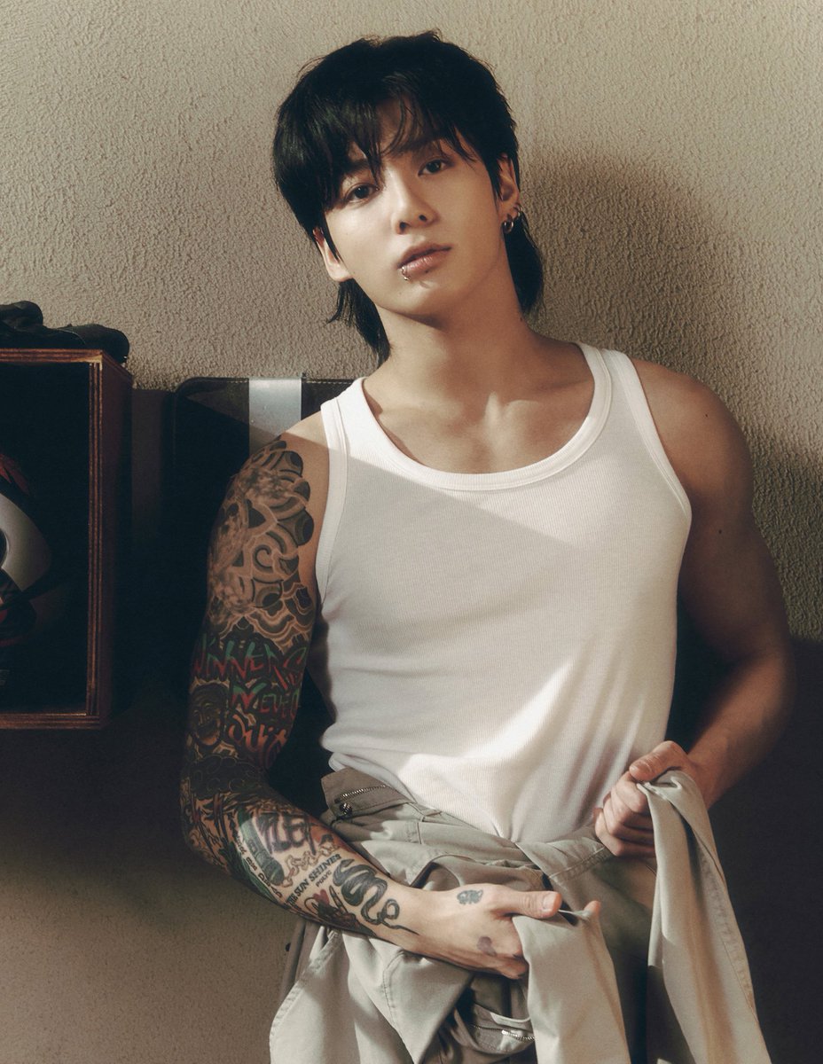 JUNGKOOK LOOKS SO GOOD OHMYGOD