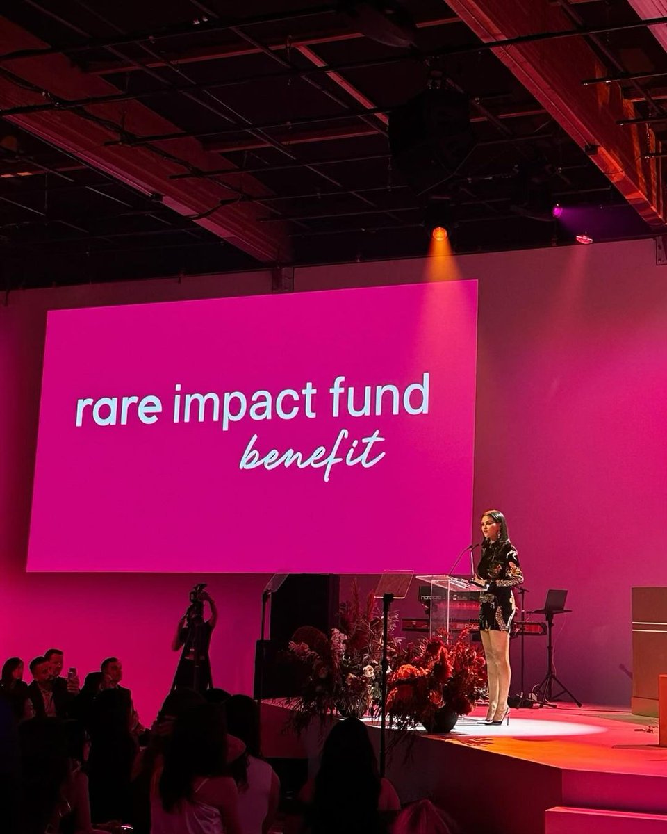 selenagomezbr's tweet photo. Selena postou uma série de fotos do Rare Impact Fund Benefit, que aconteceu quarta-feira, em seu Instagram. 🤍

"Meu coração está cheio após o primeiro Rare Impact Fund Benefit essa semana. Esse sempre foi um sonho meu e eu serei eternamente grata a todos que juntaram-se a nós nessa missão de expandir serviços e educação sobre saúde mental ao redor do mundo. Me sinto encorajada com o tanto de amor e apoio recebido. O futuro é brilhante, esse é apenas o início. Amo vocês todos demais!"