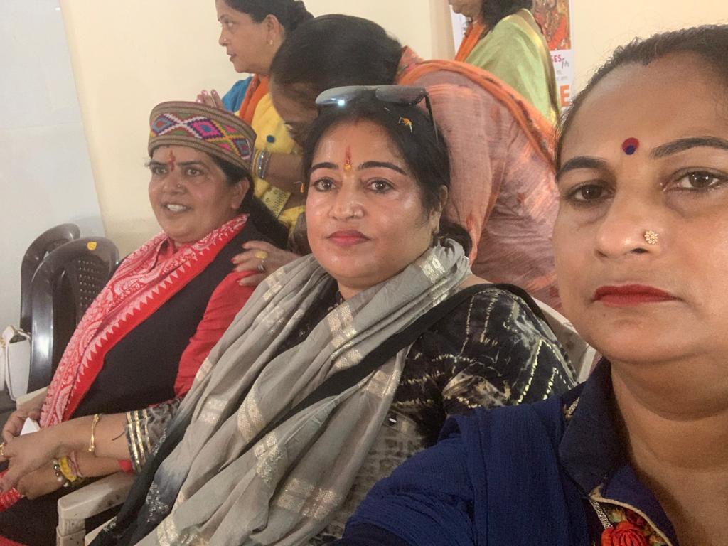 bjpmmambala's tweet photo. भाजपा महिला मोर्चा हरियाणा प्रदेश अध्यक्षा बहन @SunitaDangiHRY जी के नेतृत्व में, हिमाचल प्रदेश अध्यक्षा वंदना योगी जी ने ग्रामीण मंडल अंबाला छावनी में  बैठक की।  उन्होंने सांस्कृतिक कार्यक्रम भी किए।
#BJMMHRY_Pravas
#BJPMMHR
@VanathiBJP @BJPMahilaMorcha  @BJPMMHRY @prachikhurana https://t.co/2mUYjym7aX