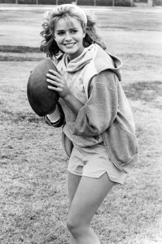 Cobra_Kai_Kid's tweet image. HAPPY BIRTHDAY to Elisabeth Shue who plays Ali with an I from “Karate Kid” and “Cobra Kai!” Elisabeth is an incredible actress who has done such a great job of bringing the character of Ali to life! 🎉🎊🎁🎈🎂 #ElisabethShue #AliMills