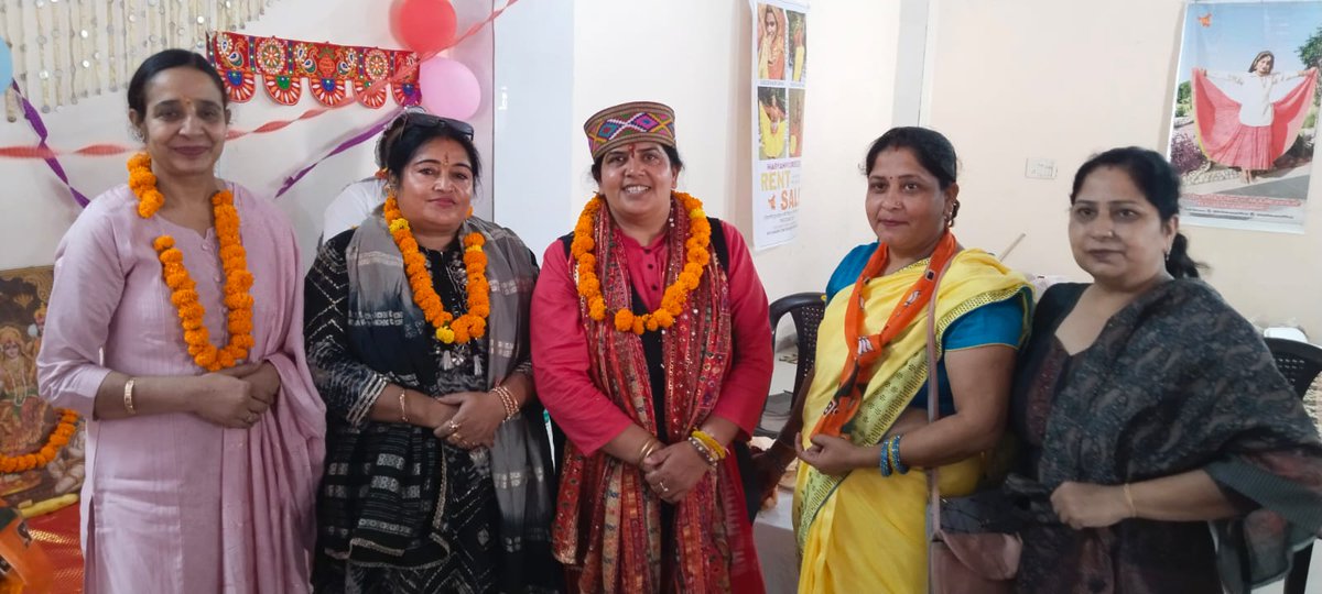 bjpmmambala's tweet photo. भाजपा महिला मोर्चा हरियाणा प्रदेश अध्यक्षा बहन @SunitaDangiHRY जी के नेतृत्व में, हिमाचल प्रदेश अध्यक्षा वंदना योगी जी ने ग्रामीण मंडल अंबाला छावनी में  बैठक की।  उन्होंने सांस्कृतिक कार्यक्रम भी किए।
#BJMMHRY_Pravas
#BJPMMHR
@VanathiBJP @BJPMahilaMorcha  @BJPMMHRY @prachikhurana https://t.co/2mUYjym7aX