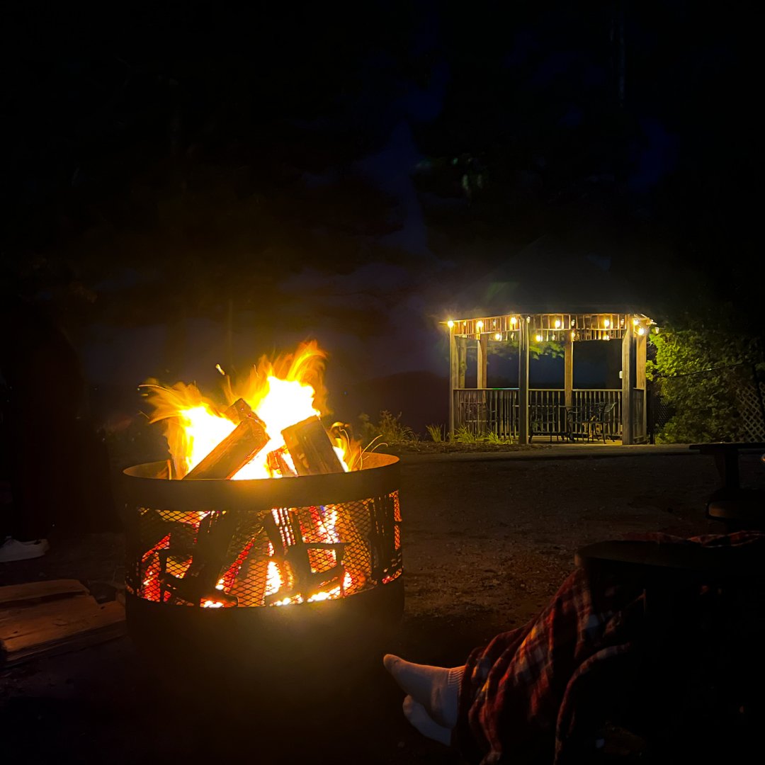 Sitting by the lake, feeling the crisp autumn breeze with a cozy fire 🍂🔥
--
Guests, join us on Fridays and Saturdays at 7 PM for beach bonfires looking over Lake Muskoka! 

Explore all the fall activities we have going on. 

taboomuskoka.com/recreation-act…