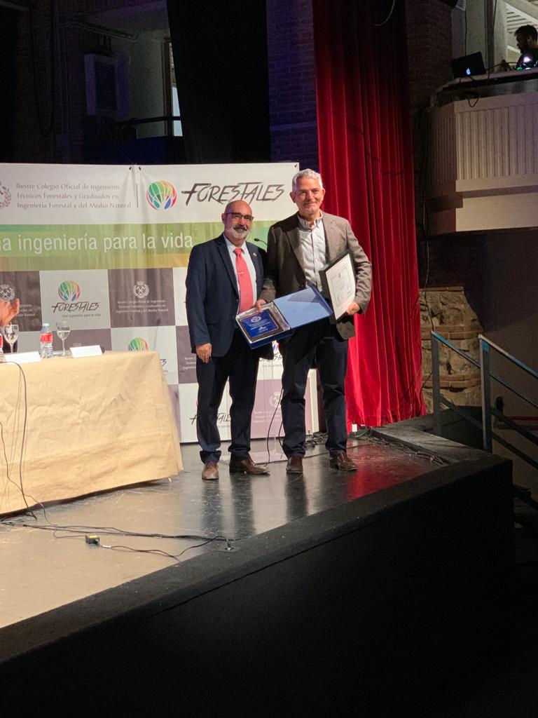 Plan_INFOCA's tweet photo. RECONOCIMIENTO | Con motivo de la festividad de San Francisco de Asís, patrón de Ingenieros de Montes, el pasado miércoles (04/10/2023), el @IngForestal50 hizo entrega de su distinción de honor a @Adriano_V_M, director del #COPMálaga. Nos unimos a tan merecido homenaje. 👏🏻👏🏻 https://t.co/sAgUYlt6Ee
