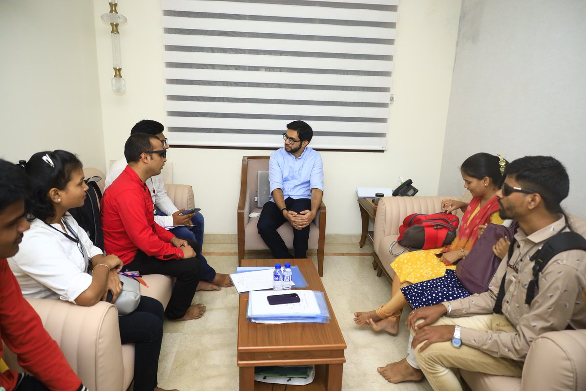 AUThackeray's tweet photo. संकल्प स्वप्नपूर्ती प्रतिष्ठानच्या माध्यमातून महाराष्ट्र अंध विद्यार्थी संघाच्या विद्यार्थ्यांची आज भेट घेतली. नेत्रहीन व्यक्तिंना दैनंदिन जीवनात अनेक समस्यांना सामोरे जावे लागते. ह्या समस्यांबाबत त्यांच्यासोबत चर्चा करून, मनमोकळेपणाने त्यांच्याशी गप्पा मारल्या. https://t.co/ndIBG1LMtZ
