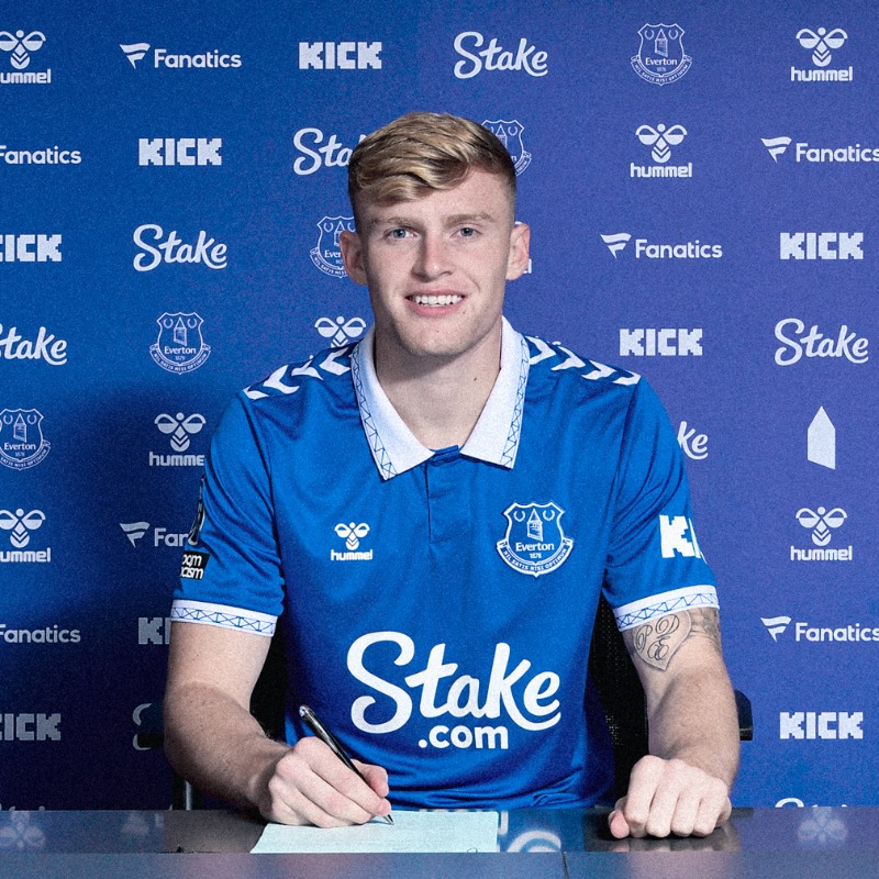 Everton's tweet photo. ✍️ | @Jarradbranthwa1 has committed his long-term future to Everton by signing a new four-year contract until the end of June 2027. 🔵