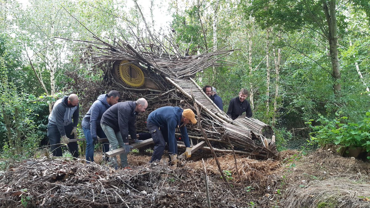 Que de travail accompli hier aux #JourneesSolidairesSNCF à l'EPI Centre de @MervilleFrPlage ! Les  salariés SNCF ont taillé un saule, fait du plessage avec les branches élaguées, creusé une tranchée, rentré la tête de dragon de 300kg, ...Quel plaisir !
#MecenatDeComptences