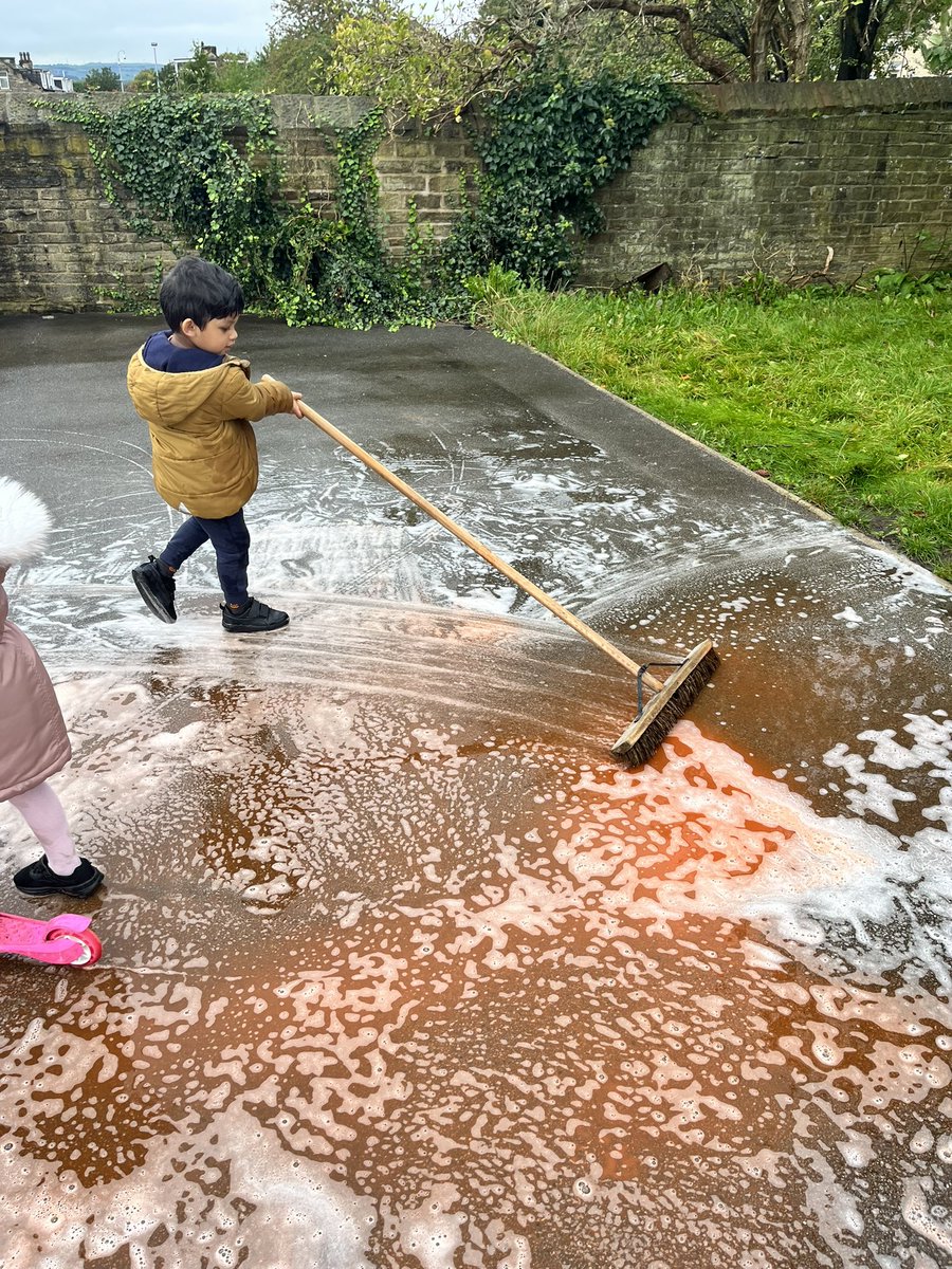 GreenLanePAT's tweet image. Wellie weather today! ☔️Perfect for splashing in puddles! 🌈 #puddlejumping  #outdoorprovision #eyfs #bethechange