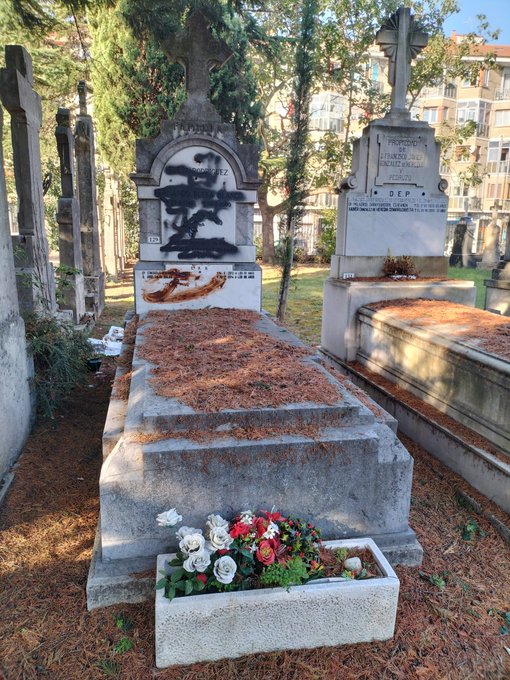 La tumba de una víctima de ETA, el socialista Fernando Buesa, asaltada.
Que nadie se preocupe, que no son psicópatas, ni vulgares delincuentes. Según el diputado Oscar Matute (BILDU), obedecen a un conflicto político que aún no se ha sabido canalizar