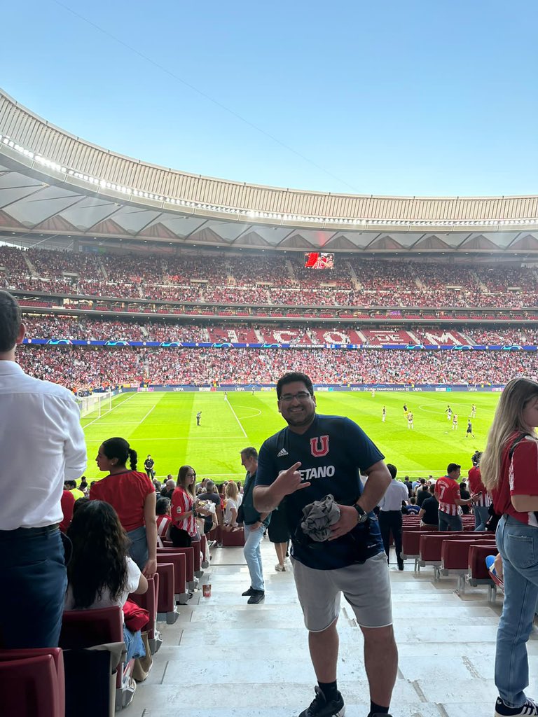elmalulo34's tweet photo. El Bulla está presente en todos los Estadios del Mundo. La U la hace grande su gente y no sus inútiles dirigentes https://t.co/2m5emLfJ89